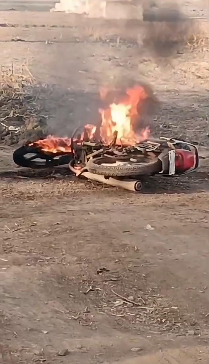 A moving bike caught fire, the young man's life was saved