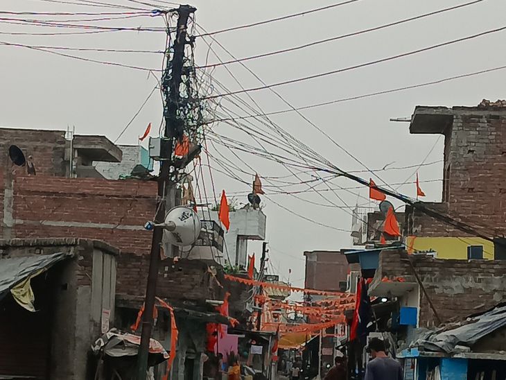 dilapidated electric wires in the slum