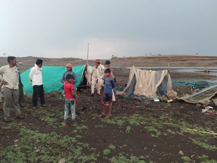MP Tragedy: Lightning Strikes Kill 2 Fishermen in Jhabua news image