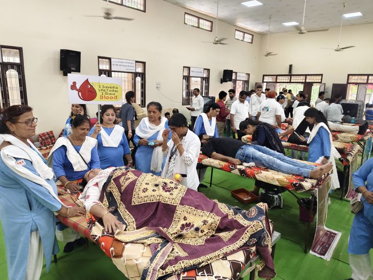 Balaghat's Heartwarming Feat: 303 Donate Blood! news image