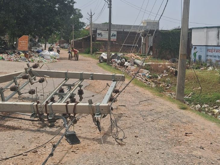 A speeding bus broke 5 electric poles