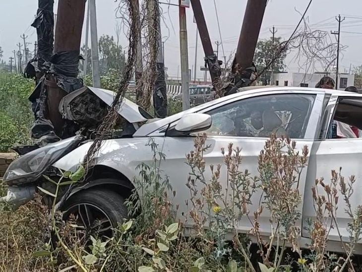 Car collided with electric pole in Baghpat | बागपत में कार विद्युत पोल ...