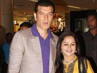 Actress Zarina Wahab's statement regarding Aditya Pancholi creates Bollywood buzz.  Find out more.