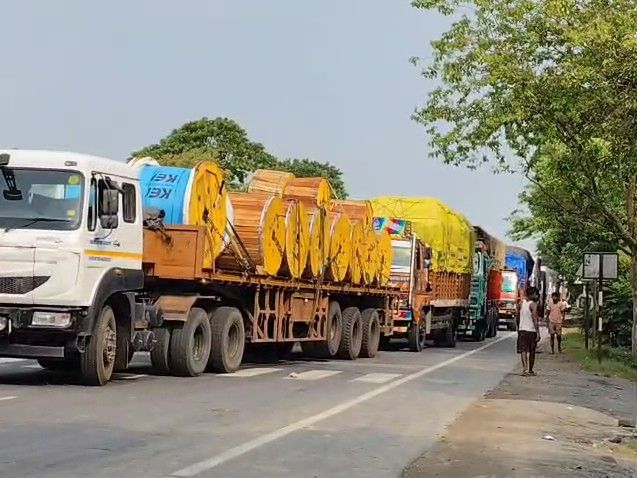 Two trucks collided on NH 28