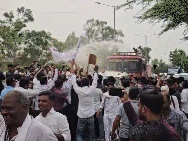 MP Congress Clash: Water Cannon on Protesters! news image