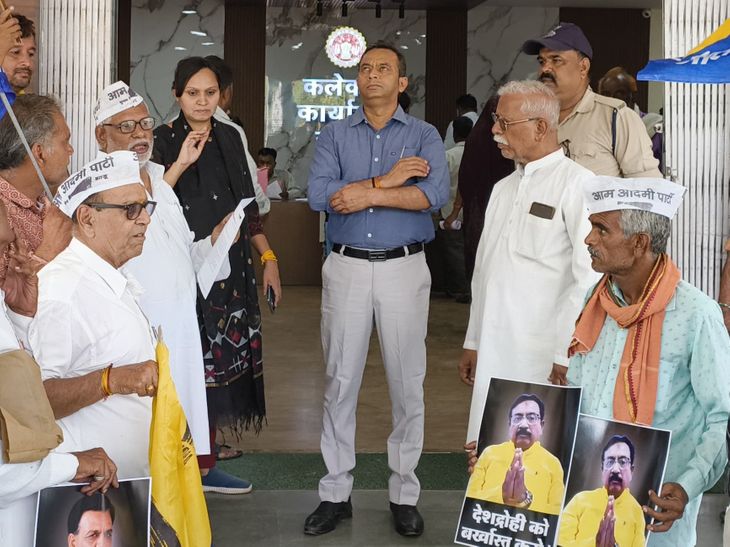 MP Outrage: Neemuch Protests Erupt Over Army Remarks! news image