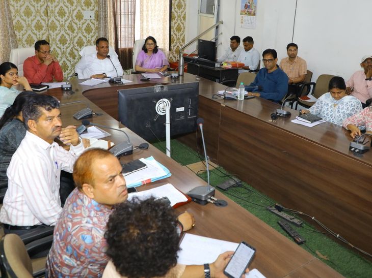 News image related to Dewas Collector's stern action.  An officer's salary was reduced, and contractors received warnings. Madhya Pradesh news.