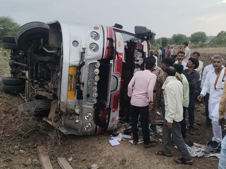 A bus accident near Agar Malwa, Madhya Pradesh, resulted in injuries to 10 people.  Emergency services responded to the scene. #MadhyaPradesh #BusCrash
