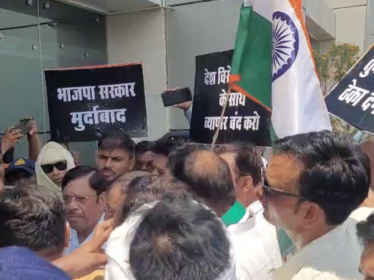 PM Modi inaugurates the new Indore Metro.  Image shows initial challenges with the ticket system during the launch event. Indore Metro inauguration.