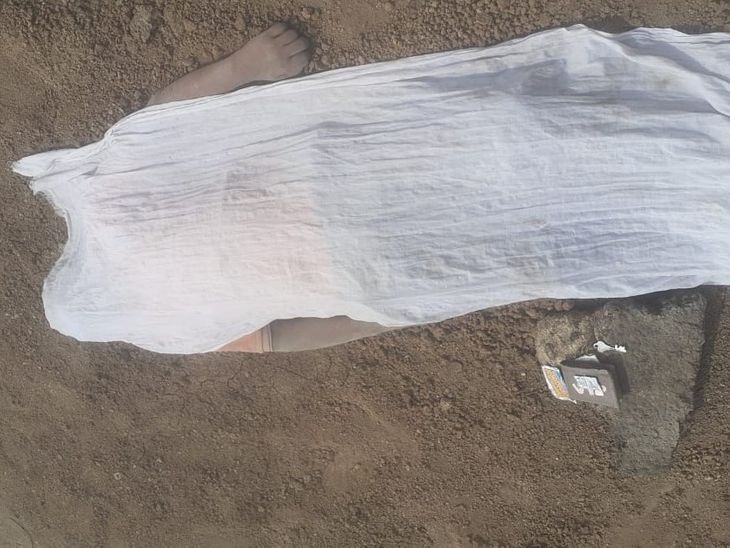 A news image related to the sudden death of a person near NH-44 in Narsinghpur, Madhya Pradesh. Police are investigating.