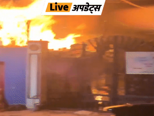 A devastating fire engulfs a school building and nearby cars in Delhi. Emergency crews are on the scene.  #DelhiFire #SchoolFire