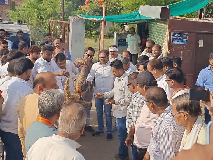 Image showing Congress protest against unannounced power cuts in Narsinghpur, Madhya Pradesh.  #PowerCrisis #MadhyaPradesh