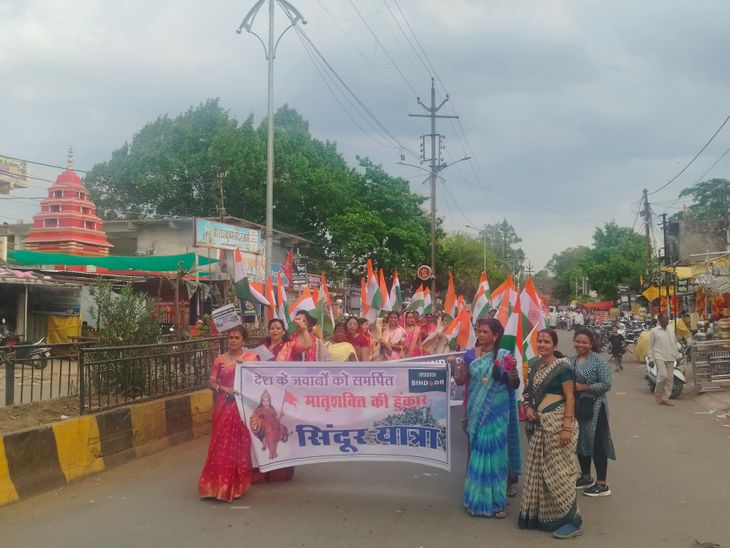 Image shows RSS women's wing members honoring Indian Army families in Dindori, Madhya Pradesh.  A tribute to military service.