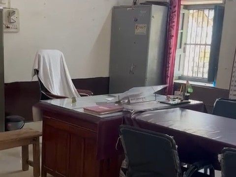 News image showing document chaos related to guest teachers in Shivpuri, Madhya Pradesh.  Highlights administrative issues.