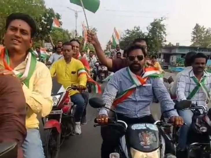 A large Tiranga rally in Dewas, Madhya Pradesh, shows patriotic citizens honoring Indian soldiers. #India #Patriotism