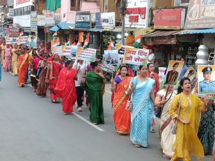 Image shows the Shaurya Yatra in MP Mandla, celebrating bravery and courage of local heroes.  A tribute to unsung Indian heroes.