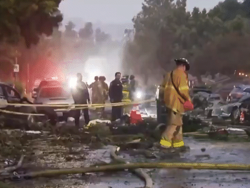 Small passenger plane crashes in San Diego, USA | अमेरिका के सैन डिएगो में छोटा पैसेंजर प्लेन क्रैश: 15 घरों में लगी आग, कोहरे की वजह से हुआ हादसा