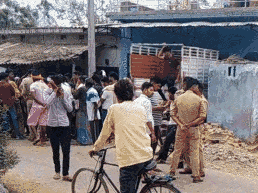 A father lost his life while saving his son in Lucknow