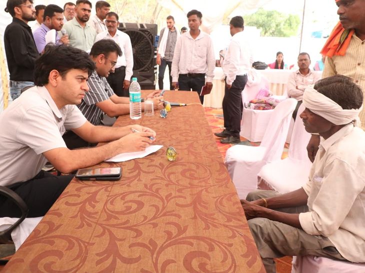 Katni Collector successfully addresses the problems of 60 villagers in a recent public hearing.  A photo showcasing the positive impact of governance.