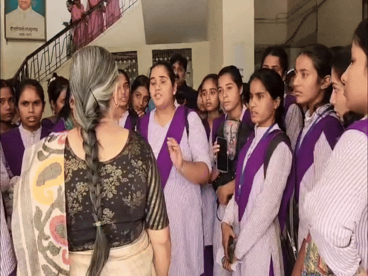 Image related to the student exam boycott at Rewa College in Madhya Pradesh. Students demonstrating for their demands.