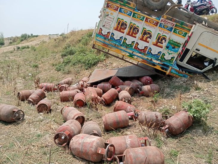 A pickup truck loaded with gas cylinders overturned | गैस सिलेंडर से ...