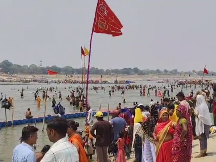 The water level of Sangam decreased in Prayagraj | प्रयागराज में संगम ...