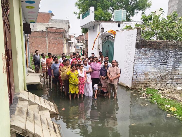 People are troubled by waterlogging in Badali Kheda, Lucknow