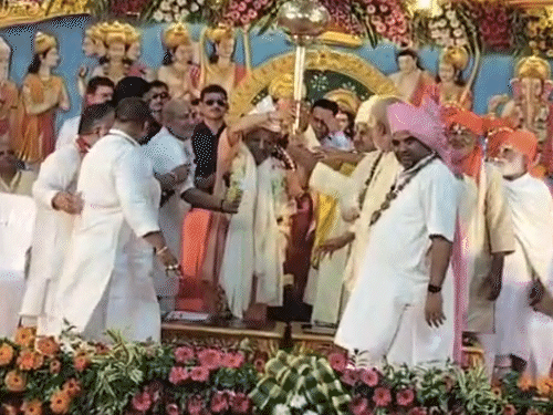 UP CM Yogi Adityanath Ayodhya Visit LIVE Photos Update | Hanumangarhi ...