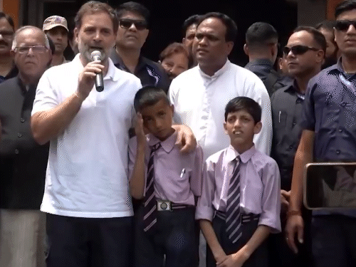 राहुल जम्मू-कश्मीर में PAK गोलीबारी के पीड़ित बच्चों से मिले:कहा- आई लव यू, सब जल्दी ठीक होगा, आप मन लगाकर पढ़ें- INA NEWS