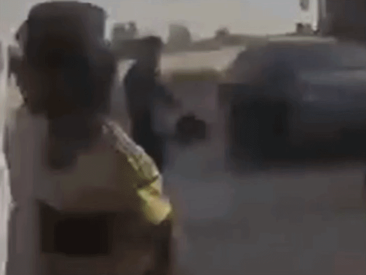 Pakistan Canal Project Protest; Aasifa Bhutto Convoy Attack | Jamshoro | पाकिस्तान में राष्ट्रपति की बेटी के काफिले पर हमला: नहर परियोजना से नाराज भीड़ ने लाठियां चलाईं; 4 दिन पहले मंत्री का घर जलाया था