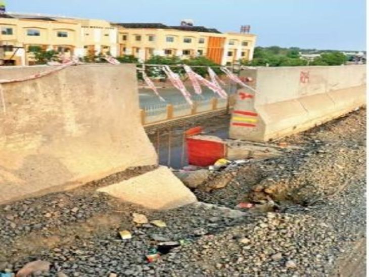 Traffic started on an incomplete bridge, with open rods and no railings