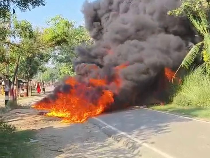 E-rickshaw and bike collide huge fire breaks out in bagaha | ई-रिक्शा ...