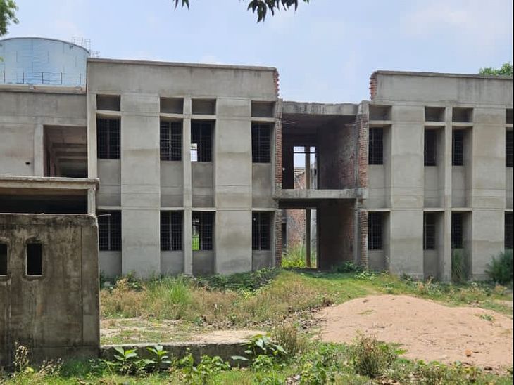 ITI building incomplete for 11 years has turned into ruins