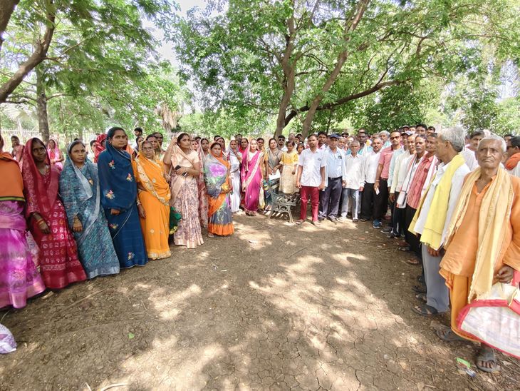 10 एकड़ सरकारी जमीन का फर्जी नामांतरण:  धमतरी में दो साल से न्याय के लिए भटक रहे ग्रामीण; दोषियों पर सख्त कार्रवाई की मांग – Dhamtari News