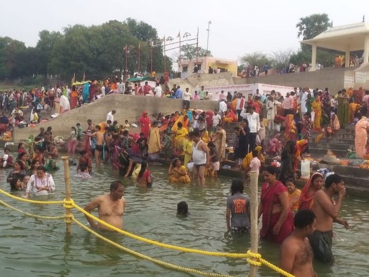 Crowd gathered at Balua Ghat on Ganga Dussehra in Sakaldiha | सकलडीहा ...
