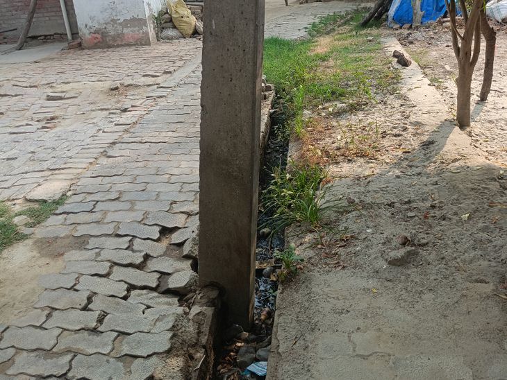 Electricity pole in the middle of the road in Barabanki | बाराबंकी में ...