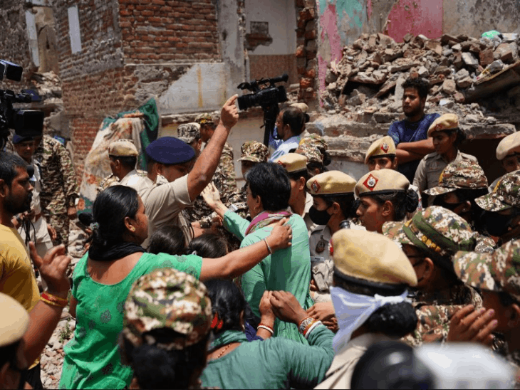 दिल्ली की पूर्व CM आतिशी पुलिस हिरासत में:कालकाजी में झुग्गियों को तोड़ने का विरोध करने पहुंची थीं, बोलीं- गरीबों की हाय लगेगी- INA NEWS