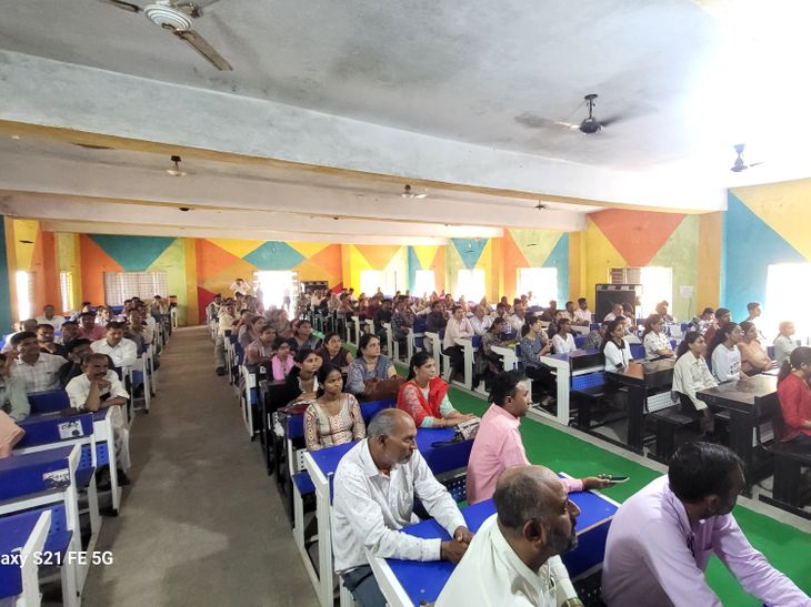 Officials gave career tips to students in Manawar | मनावर में ...
