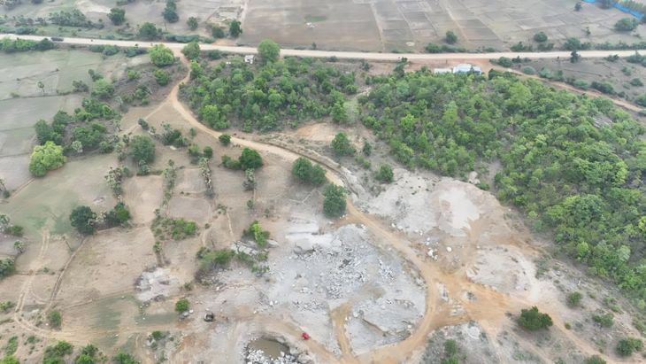 Drone photo of the martyr's place: The gravel mine is just 250 meters ...