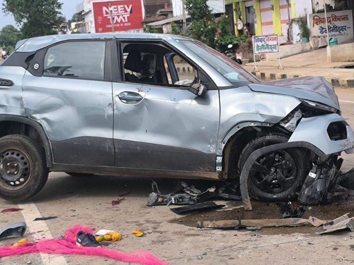 High speed car collided with divider in Dhamtari