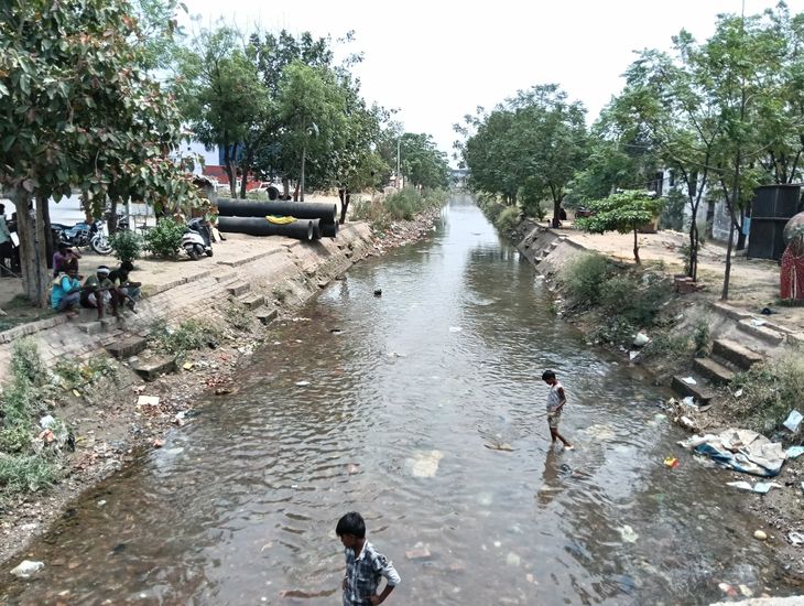 People throwing garbage in the clean water of Bist Doab Canal | बिस्त ...