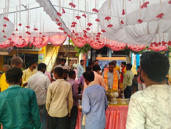 Samarpan Utthan Society organized a Bhandara on Belsar road, crowd of ...