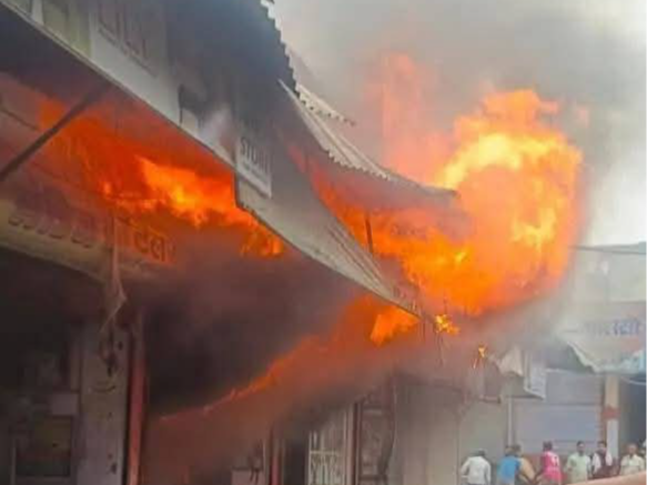 A huge fire broke out in a clothes shop in Dausa | कपड़े की दुकान में ...