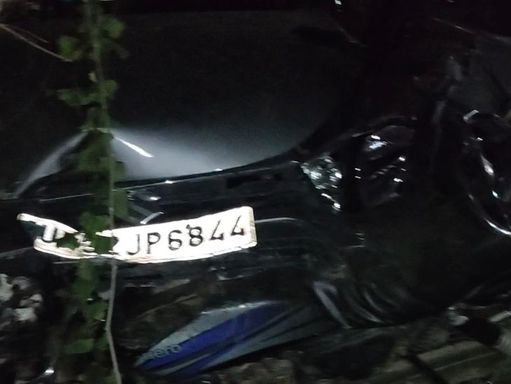 Uncontrolled car hit the bike, electric pole broke, 3 people injured ...