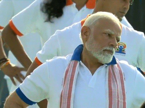 PM मोदी ने विशाखापट्टनम में योग किया:बोले- तनाव से गुजर रही दुनिया के लिए योग पॉज बटन जैसा; 191 देशों में 1,300 जगह कार्यक्रम- INA NEWS