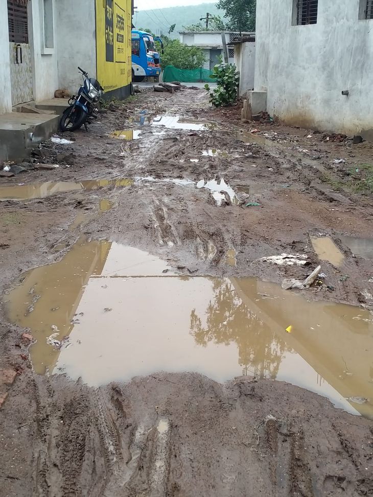 The road is not built, the grain is falling in the mud | सड़क नहीं बनी ...