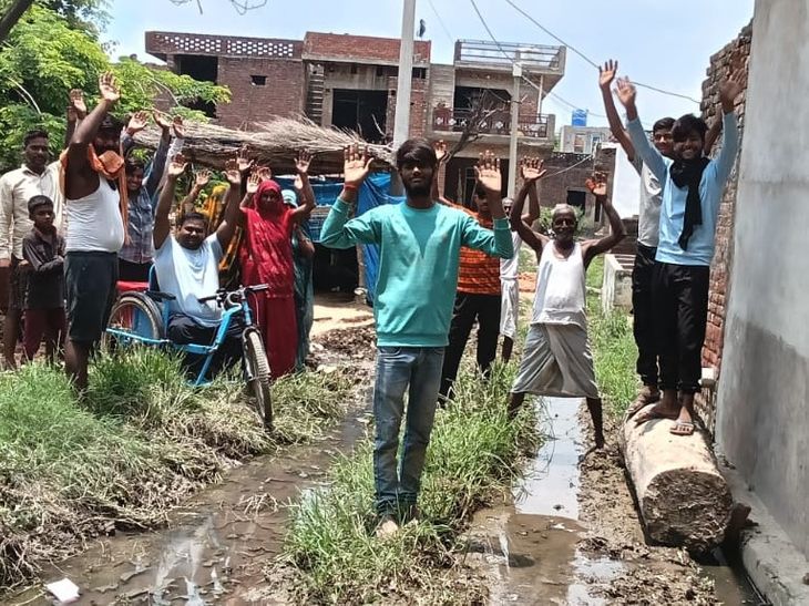 Development work stopped in Rampur of Mainpuri, villagers protest