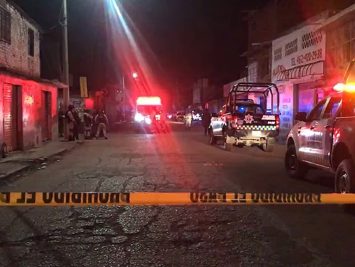 Mexico Firing Viral Video; Guanajuato Mass Shooting Photos Update | Irapuato | मेक्सिको में त्योहार के दौरान गोलीबारी, 12 लोगों की मौत: 20 घायल, कई की हालात गंभीर; मरने वालों में 8 पुरुष और 2 महिलाएं शामिल