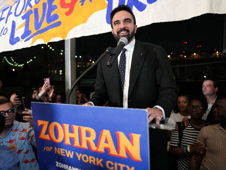 Zohran Mamdani New York Mayoral Candidate | भारतीय मूल के जोहरान मामदानी ​​​​​​​अमेरिकी मेयर रेस में आगे: फिल्ममेकर मीरा नायर के बेटे हैं; चुनाव जीते तो न्यूयॉर्क के पहले मुस्लिम मेयर बनेंगे
