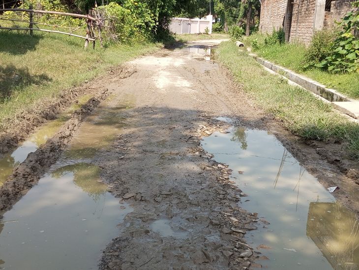 Amethi has a three kilometer long Sandila connecting road in bad ...